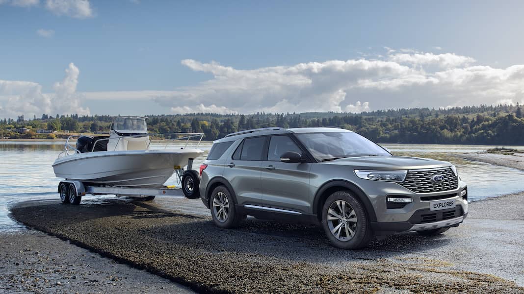 Dokonalé elektrické ticho, luxus pro sedm i schopnost jízdy v terénu: Ford Explorer Plug-in Hybrid vyniká všestranností