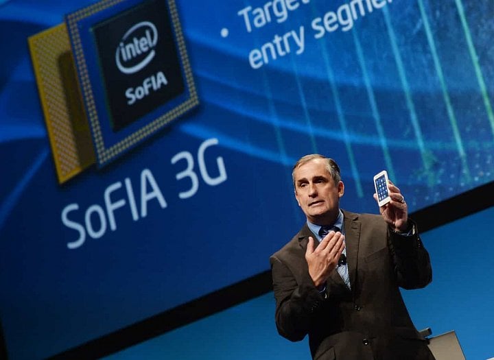 Brian Krzanich prezentuje telefon s čipem SoFIA na IDF 2014