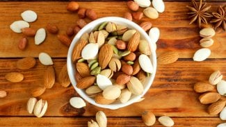 Různé druhy ořechů v misce