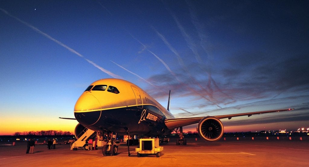 2014-04-boeingy-dreamliner-sedc3ad-na-zemi-v-usa-i-jinc3bdch-zem