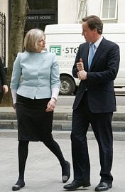 Britská premiérka Theresa May a bývalý premiér David Cameron.