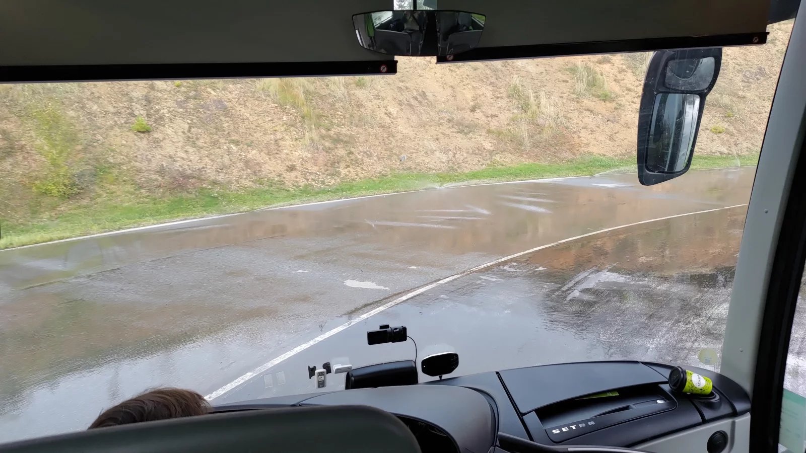 Autobus dopravce jezdícího pro FlixBus na Masarykovém okruhu v Ostrovačích během školení bezpečné jízdy pro řidiče FlixBusu. (22. 10. 2024)