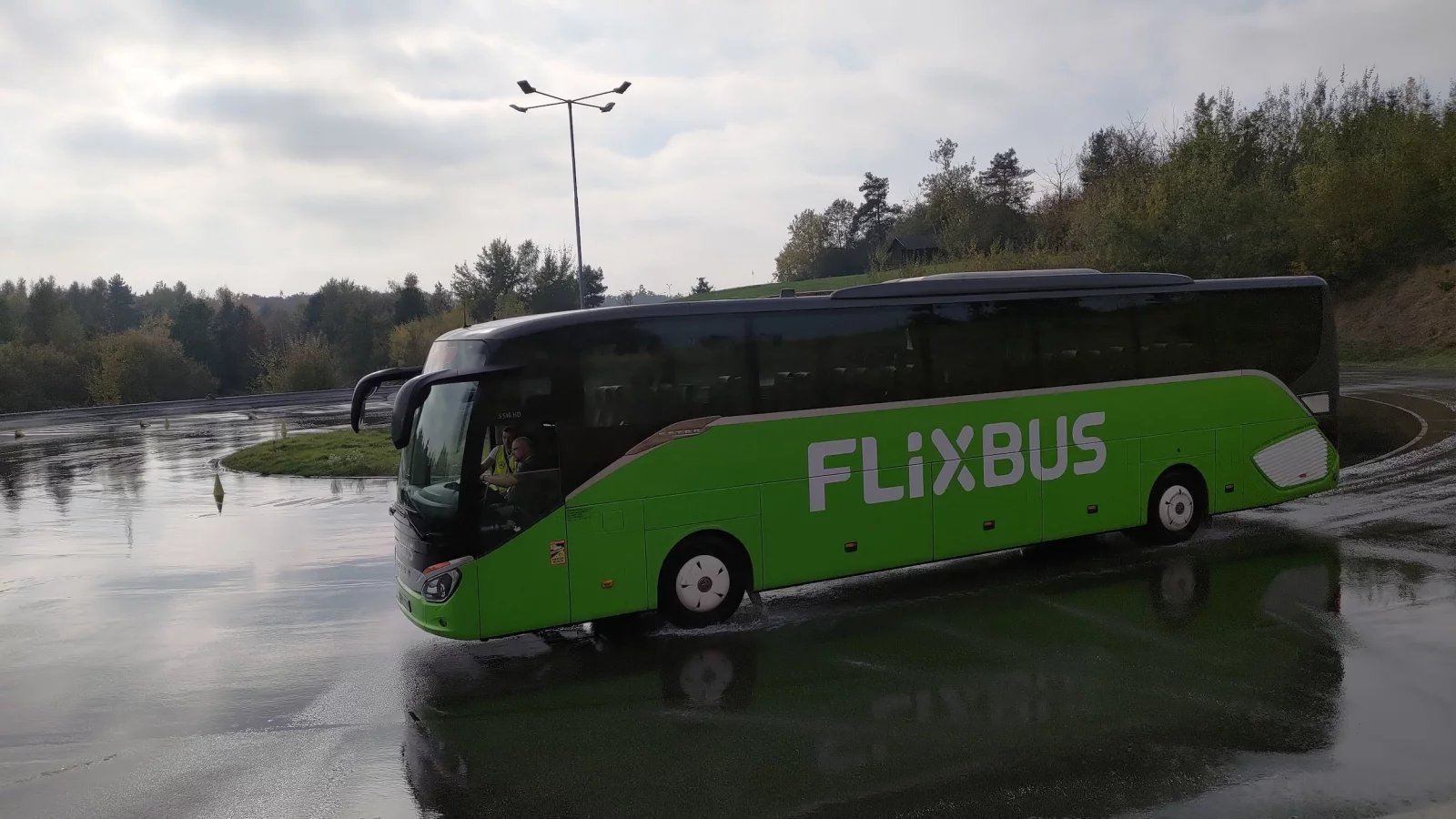Autobus dopravce jezdícího pro FlixBus na Masarykovém okruhu v Ostrovačích během školení bezpečné jízdy pro řidiče FlixBusu. (22. 10. 2024)