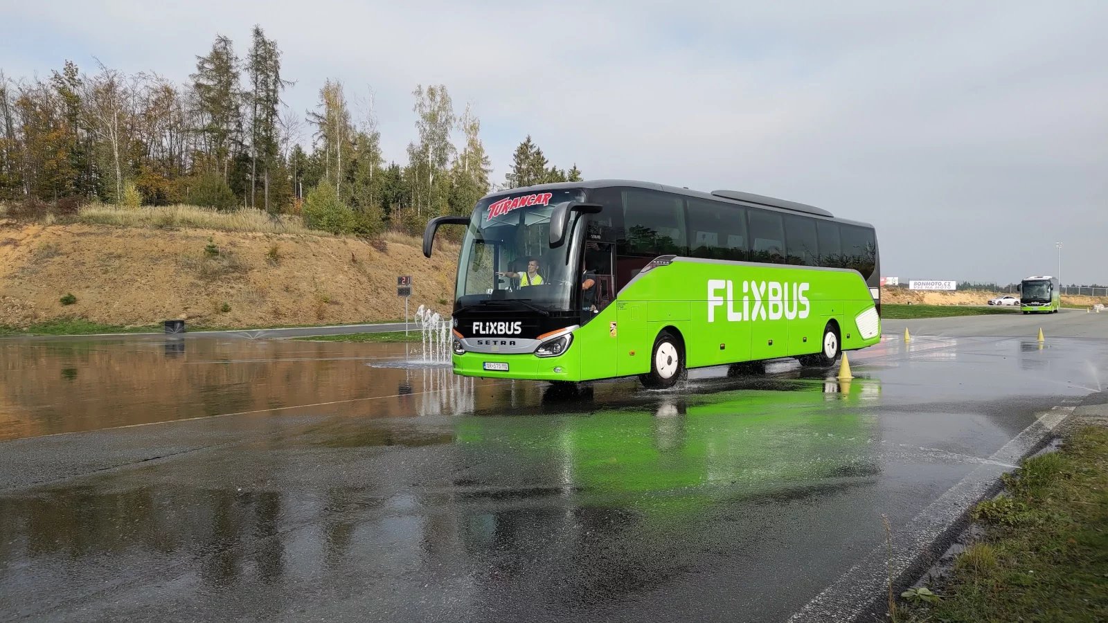 Autobus dopravce jezdícího pro FlixBus na Masarykovém okruhu v Ostrovačích během školení bezpečné jízdy pro řidiče FlixBusu. (22. 10. 2024)