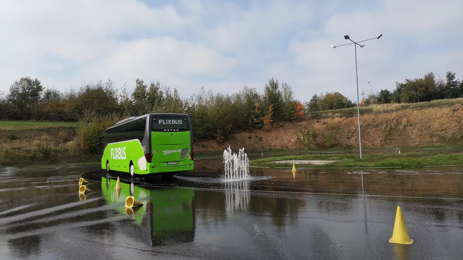 Autobus dopravce jezdícího pro FlixBus na Masarykovém okruhu v Ostrovačích během školení bezpečné jízdy pro řidiče FlixBusu. (22. 10. 2024)