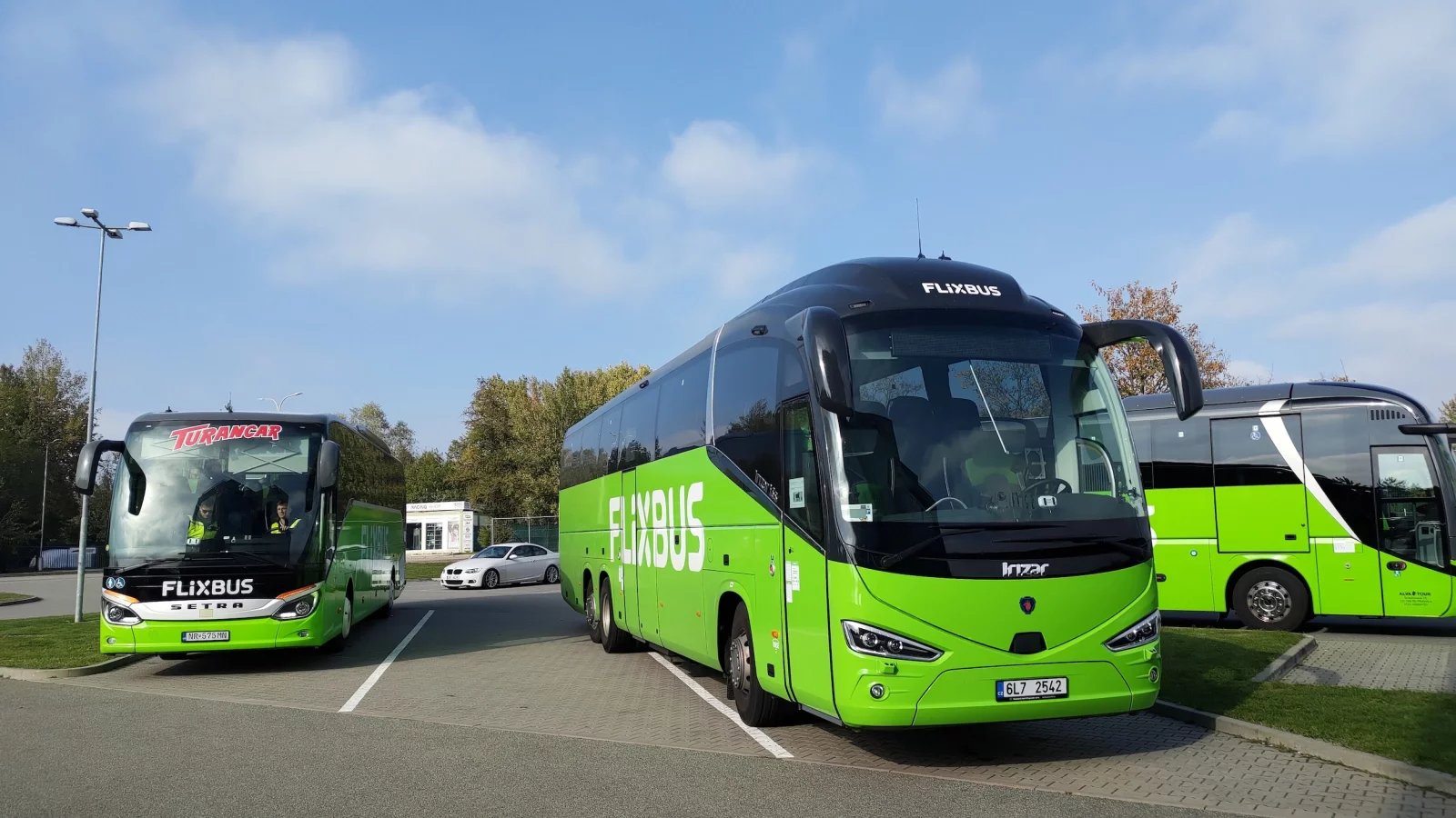 Autobusy dopravců jezdících pro FlixBus na Masarykovém okruhu v Ostrovačích během školení bezpečné jízdy pro řidiče FlixBusu. (22. 10. 2024)