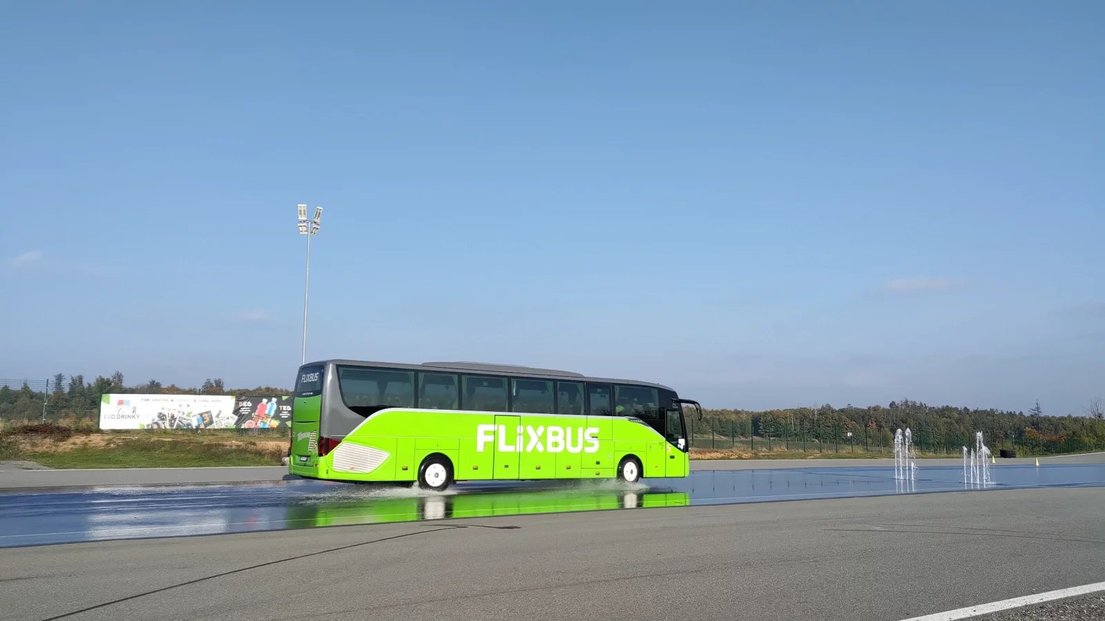 Autobus dopravce jezdícího pro FlixBus na Masarykovém okruhu v Ostrovačích během školení bezpečné jízdy pro řidiče FlixBusu. (22. 10. 2024)