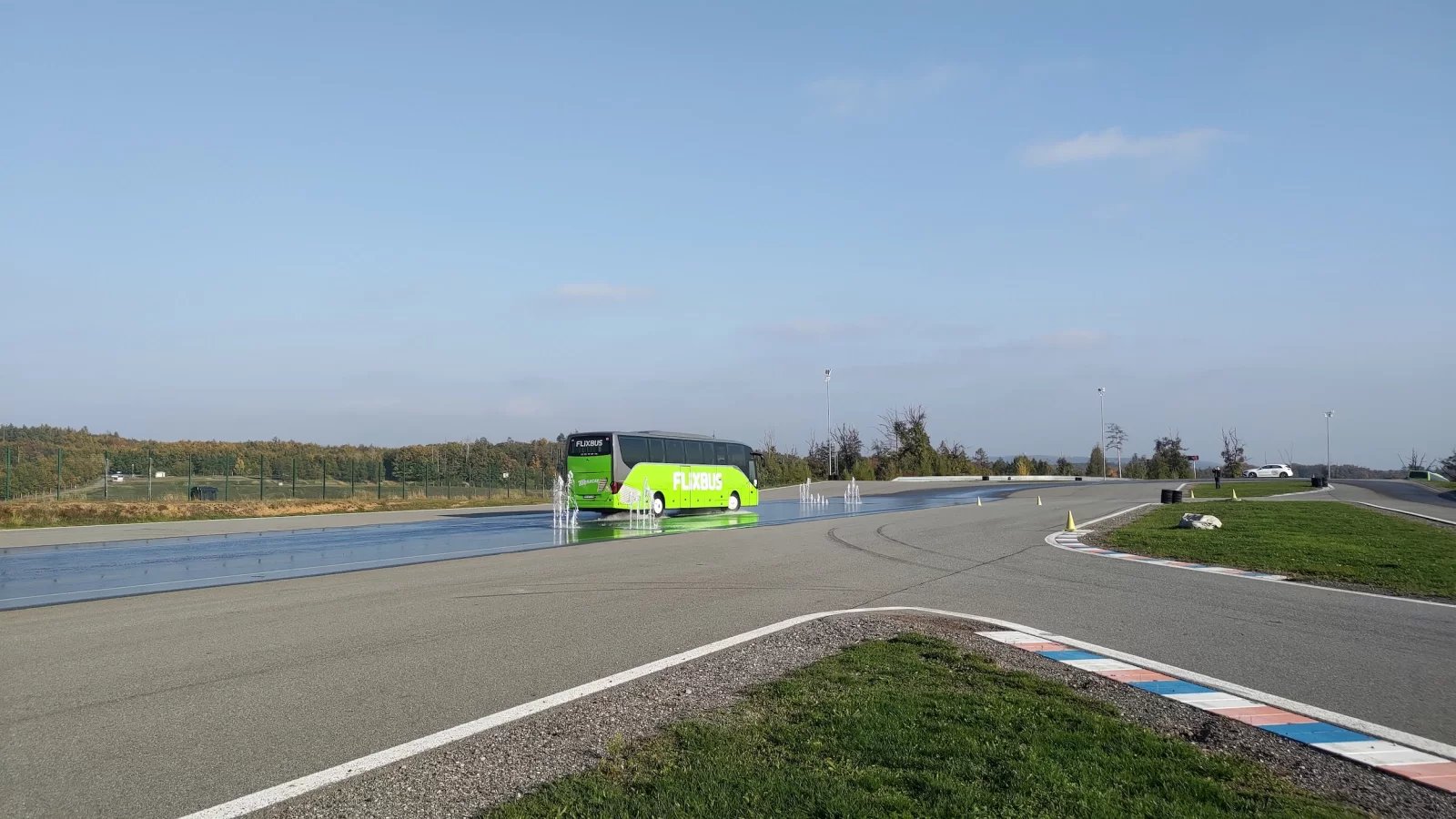 Autobus dopravce jezdícího pro FlixBus na Masarykovém okruhu v Ostrovačích během školení bezpečné jízdy pro řidiče FlixBusu. (22. 10. 2024)