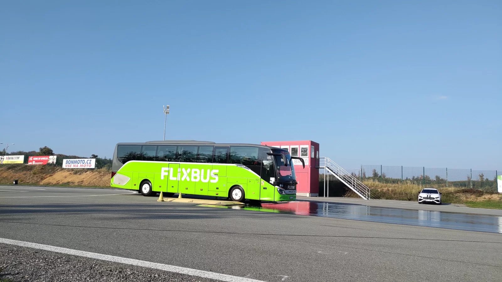 Autobus dopravce jezdícího pro FlixBus na Masarykovém okruhu v Ostrovačích během školení bezpečné jízdy pro řidiče FlixBusu. (22. 10. 2024)