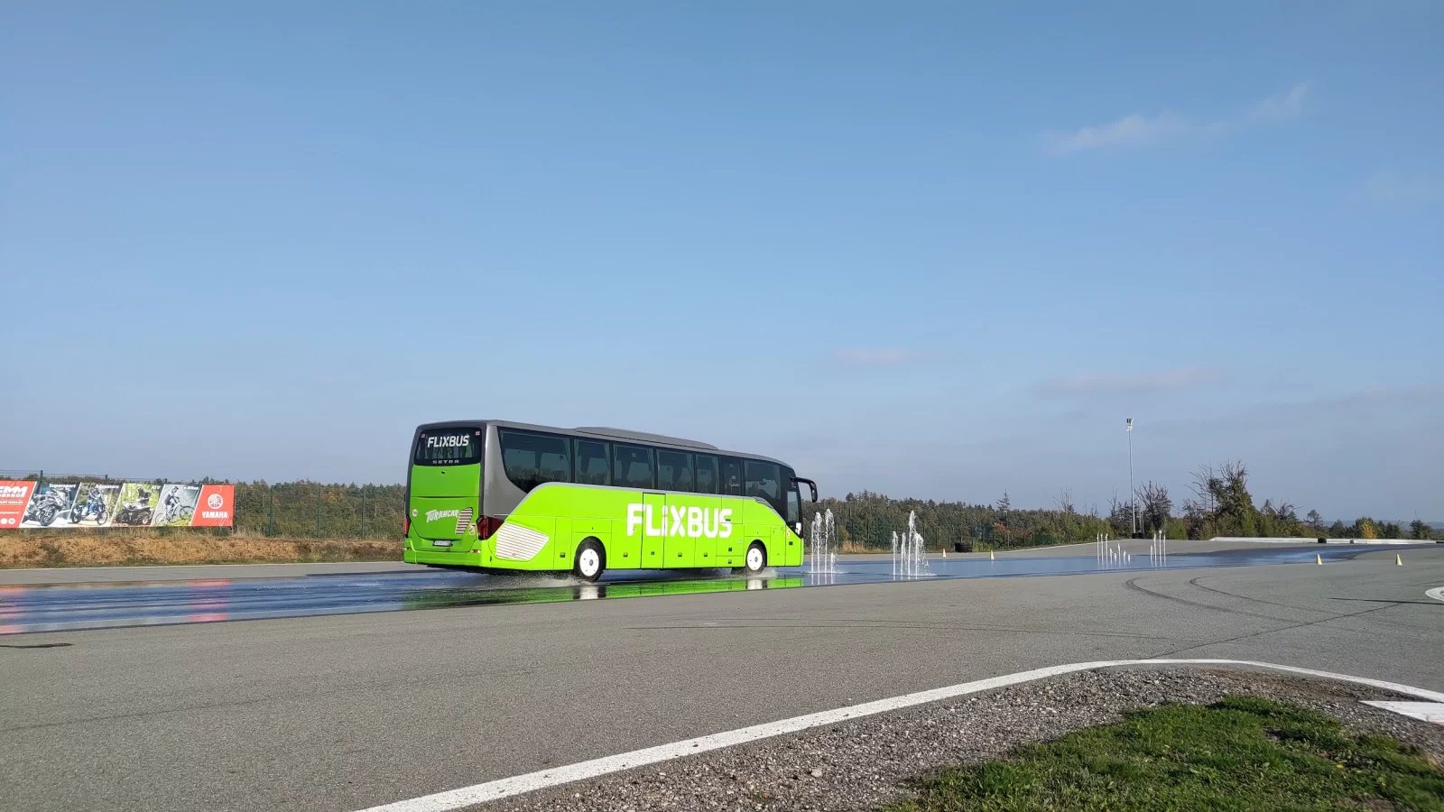 Autobus dopravce jezdícího pro FlixBus na Masarykovém okruhu v Ostrovačích během školení bezpečné jízdy pro řidiče FlixBusu. (22. 10. 2024)