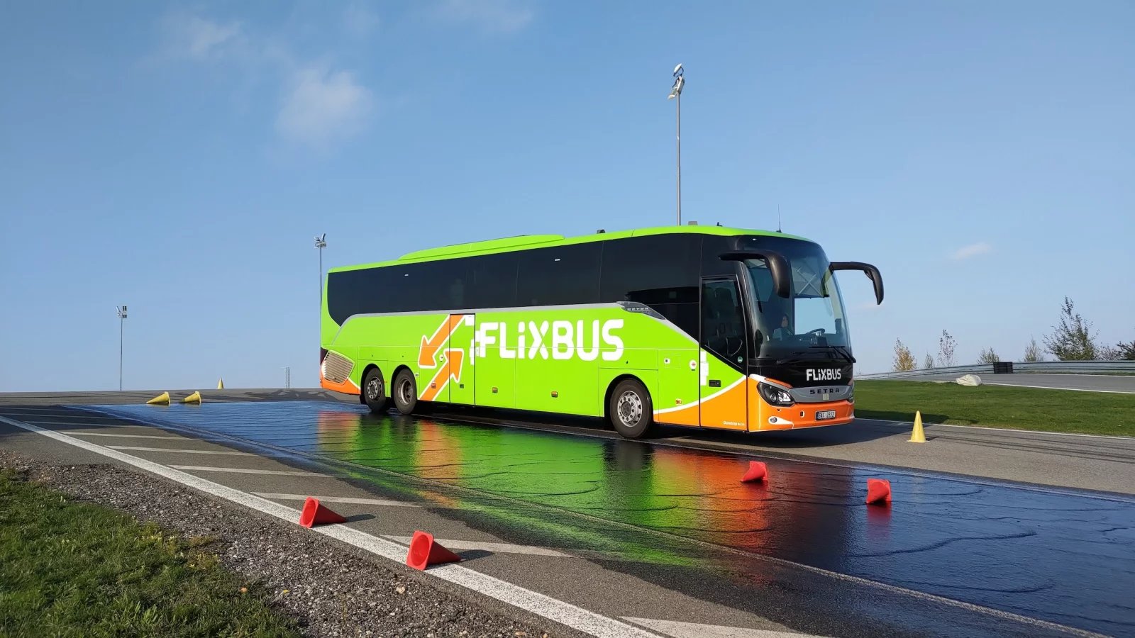 Autobus dopravce jezdícího pro FlixBus na Masarykovém okruhu v Ostrovačích během školení bezpečné jízdy pro řidiče FlixBusu. (22. 10. 2024)