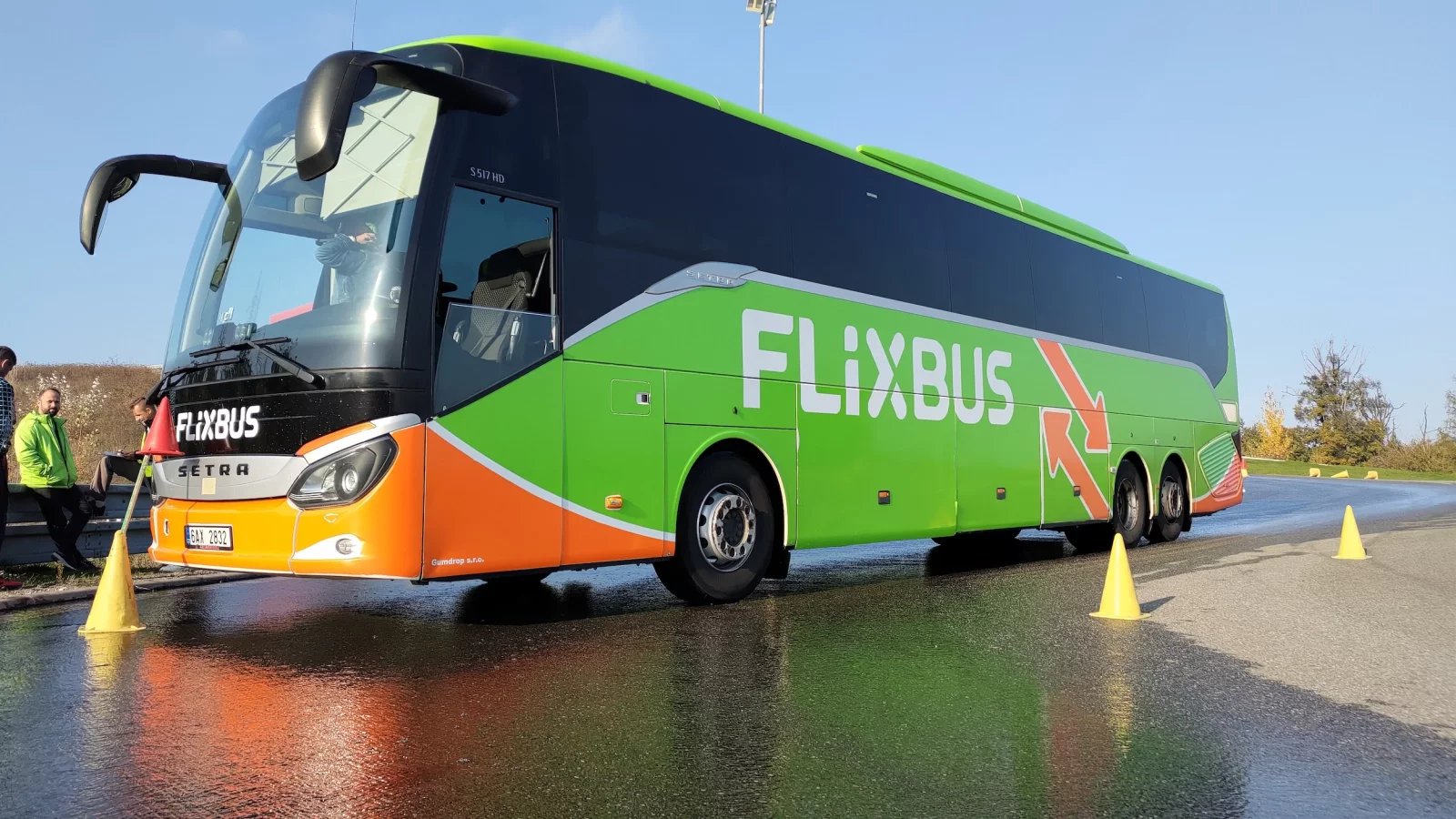 Autobus dopravce jezdícího pro FlixBus na Masarykovém okruhu v Ostrovačích během školení bezpečné jízdy pro řidiče FlixBusu. (22. 10. 2024)