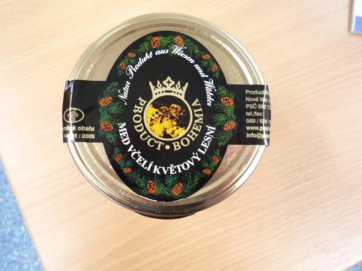 Med obsahoval pylová zrna rostlin, které nerostou v České republice. Nelze jako zemi původu deklarovat Českou republiku. Med nevyhověl při senzorickém hodnocení chuti. Výrobce: Product Bohemia s.r.o., Nová Ves u Chotěboře