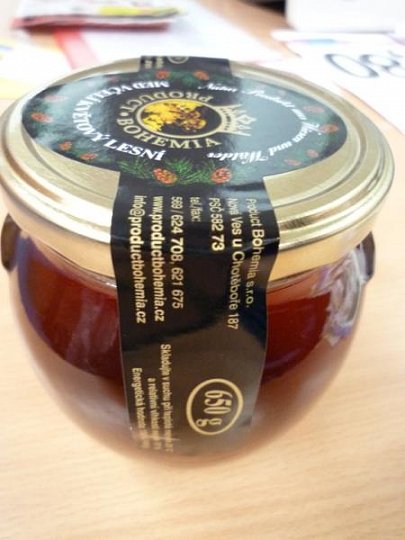 Med obsahoval pylová zrna rostlin, které nerostou v České republice. Nelze jako zemi původu deklarovat Českou republiku. Med nevyhověl při senzorickém hodnocení chuti. Výrobce: Product Bohemia s.r.o., Nová Ves u Chotěboře