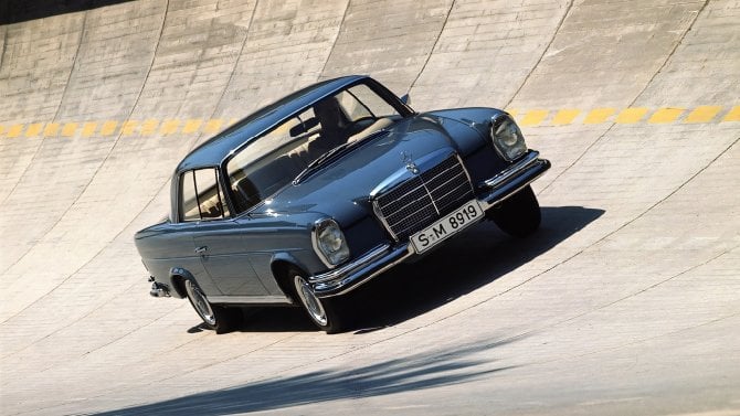 Křídláky bez křídel: velká kupé a kabriolety patřily k exkluzívnímu zboží továrny Daimler-Benz