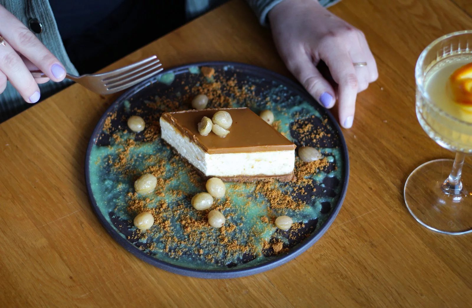 Dock House: dezert lotuskový cheesecake, angreštové coulis
