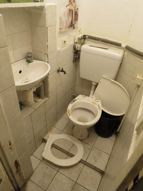 Tip sport bar (kontrolovaná osoba VESVO s.r.o.), Masarykovo náměstí 596/8, Dolní Kounice. V provozovně chyběly toalety pro zaměstnance, přičemž stávající toalety pro hosty nebyly odděleny na dámské a pánské. V prostorách toalet se nacházel nefunkční pisoár, WC mísa s utrženým prkénkem a umyvadlo bez připojení teplé vody a s chybějícími prostředky pro hygienické osušení rukou. V prostorách skladu potravin byla podlaha s nečistotami a narušeným povrchem, znemožňujícím správnou hygienickou praxi.