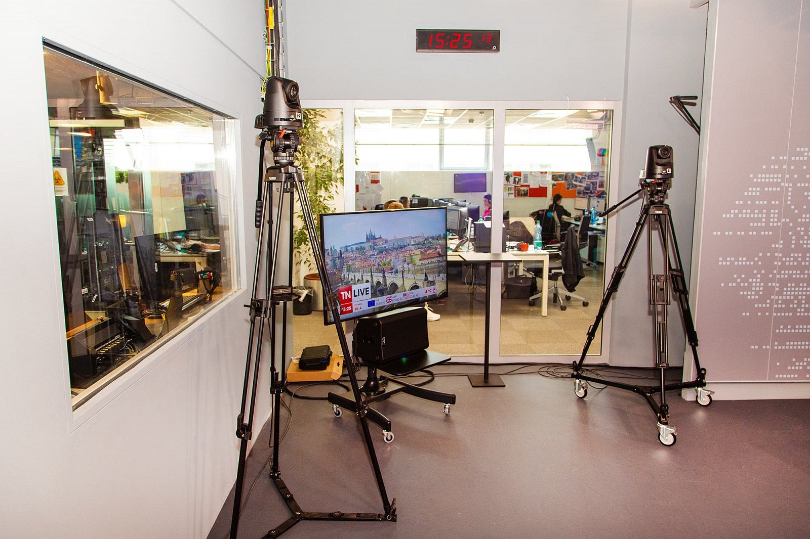 Studio se muselo důkladně odhlučnit, což komplikovala skleněná stěna v newsroomu.