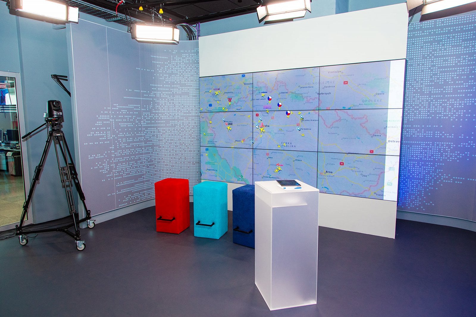 Dekorace ve studiu tedy zároveň slouží jako protihluková stěna.