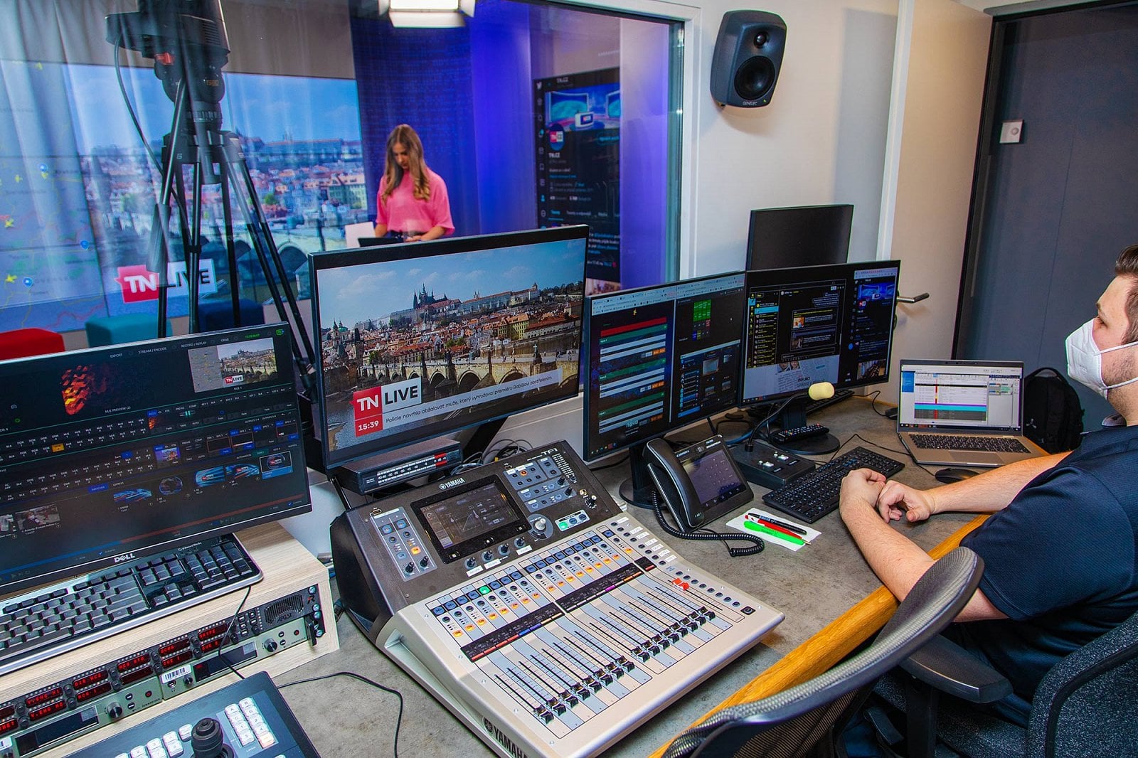 Kromě mobilních videoplatforem je studio TN Live připojeno také na satelitní trasy. Integrovaný software režie nabízí editaci a rychlé odbavení grafických materiálů v minimálním počtu obsluhy.