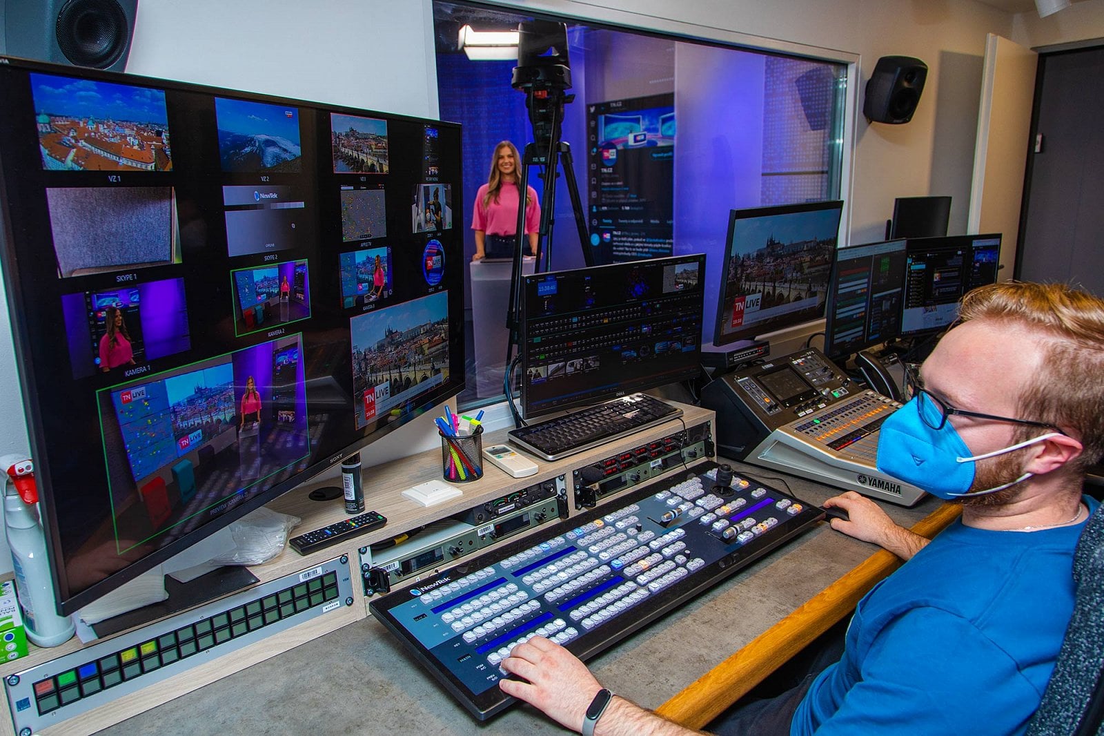 Režie může na obrazovky ve studiu poslat třeba záběry z HD webkamer po celém Česku. Využívá většinou záběry ČHMÚ, ale například v Praze má čtyři vlastní kamery.