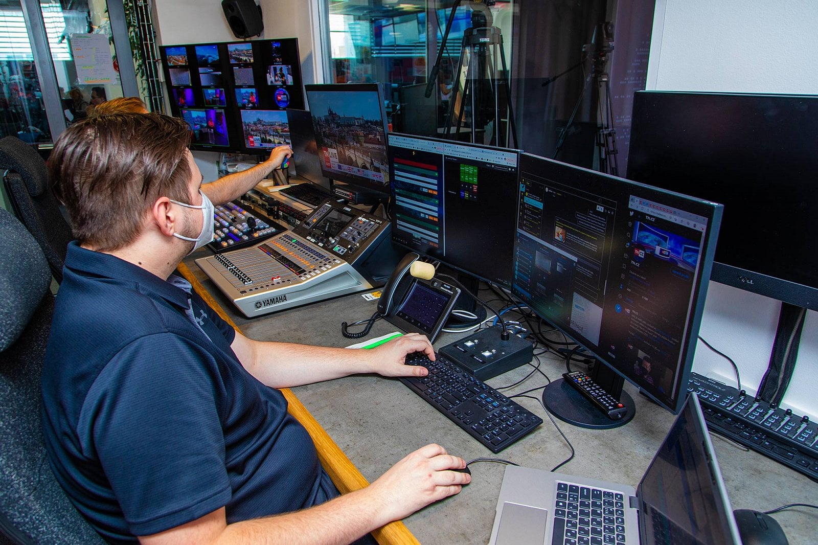 Na obrazovkách ve studiu se díky zrcadlení tabletu může objevit také kterákoliv aplikace. Třeba FlightRadar s letovými trasami.