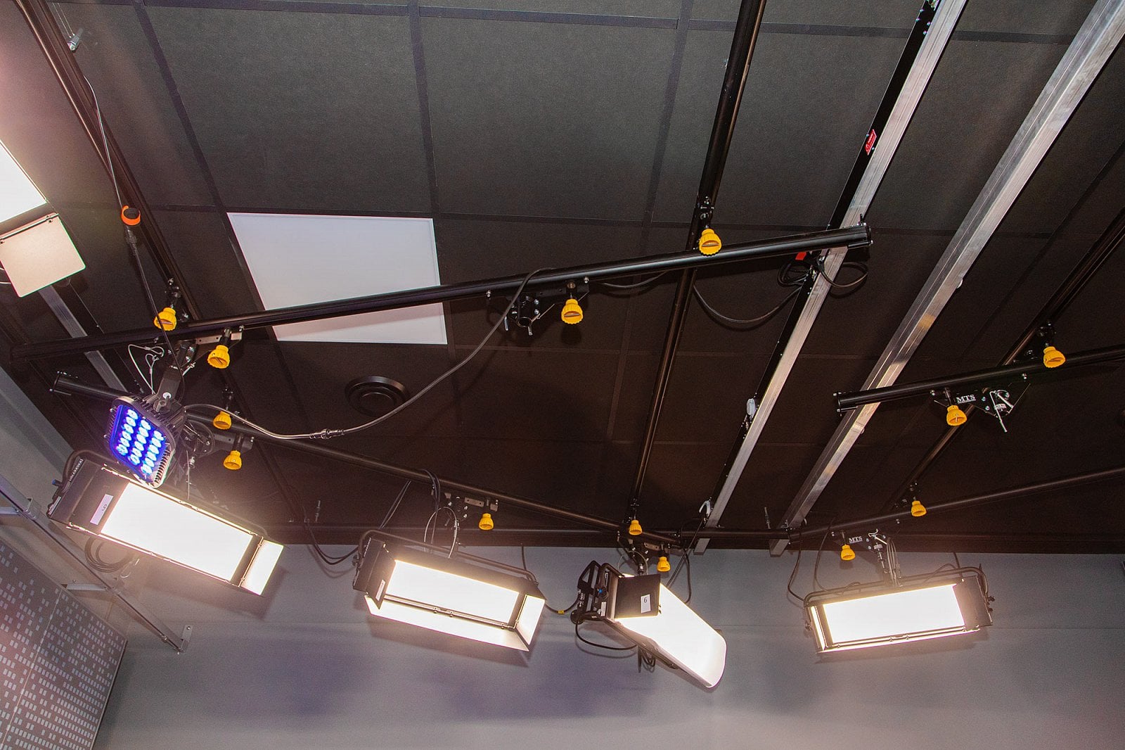 Studio spojuje technologie pro klasické televizní vysílání s lehkostí internetového provozu. Disponuje tedy mimo jiné solidním světelným parkem.