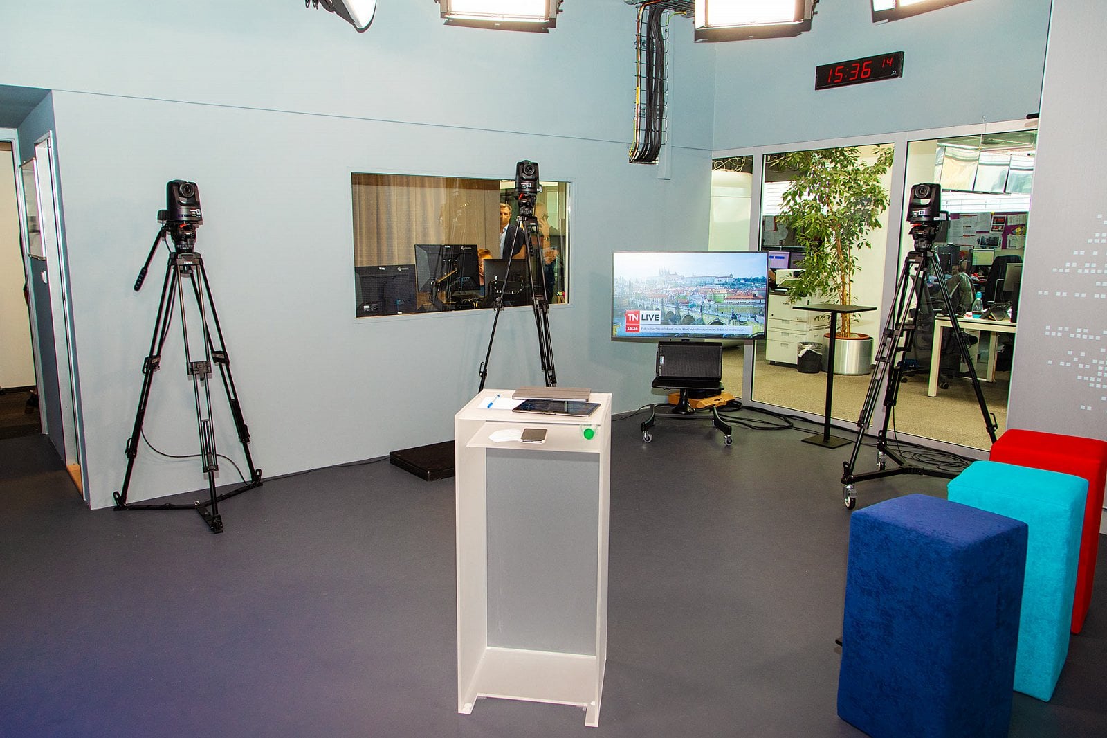 Internetové studio nebude zaměřené jen na zpravodajství. Plánuje třeba vysílání o sportech, které nabízí placené stanice Nova Sport. „Chystáme ale i další pořady vysílané živě, budeme se věnovat technologiím, vesmíru a dění ve Spojených státech amerických,“ dodává Kamil Houska.