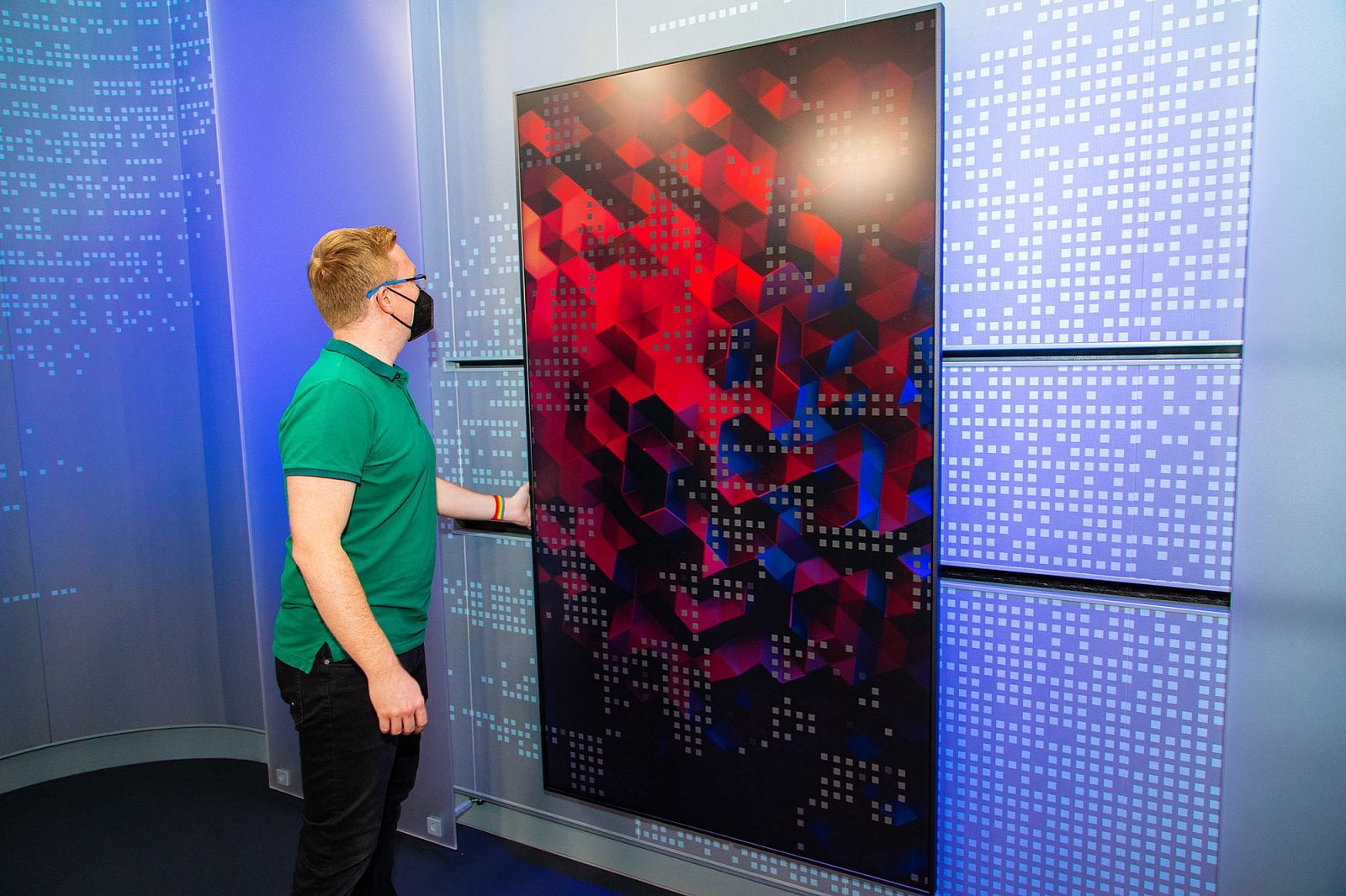 Boční obrazovku je možné jednoduše otočit, podle potřeby se tedy použije buď vertikálně, nebo horizontálně.