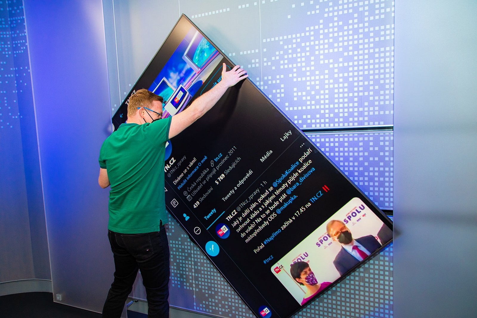 220 cm velký monitor lze posouvat i do stran.