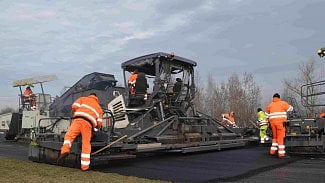 Náhledový obrázek - Nikdy by nás nenapadlo, že stát proplatí investici do asfaltu, zaznívá z mosteckého okruhu