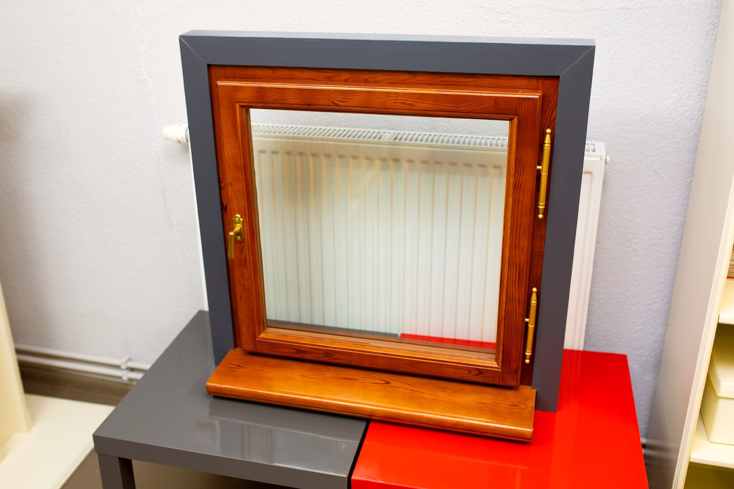 Více než 20 let se specializuje na výrobu oken i dveří pro bytové domy, veřejné budovy i kulturní památky.