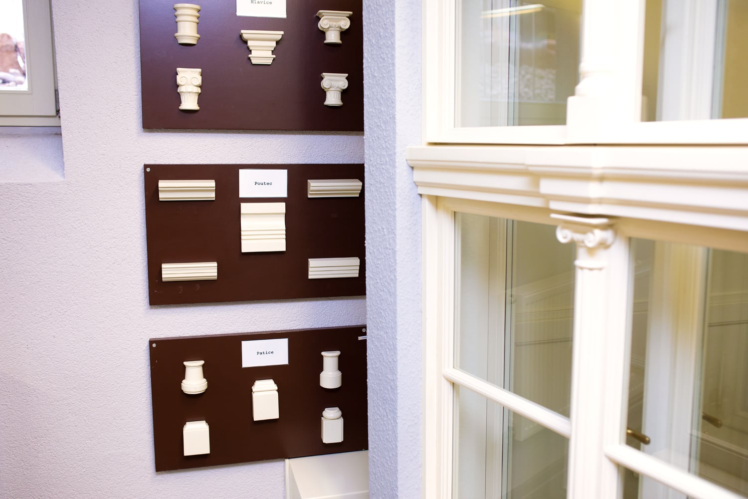 Kromě Muzea hudby v Praze vyráběla firma okna například také pro Hotel Imperial nebo divadlo Karlín.