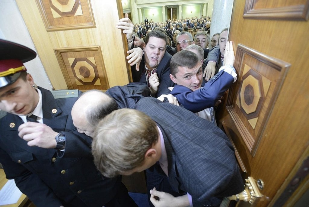 2012-08-bitka-v-ukrajinskc3a9m-parlamentu.jpg