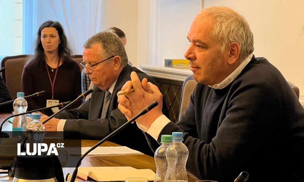 Mediální výbor sněmovny doporučuje odvolat Daniela Köppla z vysílací rady