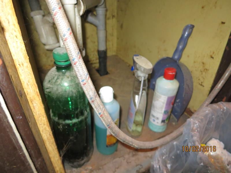 Roman Šilhavý, Zámecká Hospoda, Horka. Zjištěné skutečnosti: Výskyt myšího trusu, výskyt plísní na provozovně, výrazně zanedbaný úklid, hromadění odpadů, nečistoty na podlaze, na regálech či zařízeních, poškození stěn