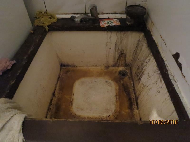 Roman Šilhavý, Zámecká Hospoda, Horka. Zjištěné skutečnosti: Výskyt myšího trusu, výskyt plísní na provozovně, výrazně zanedbaný úklid, hromadění odpadů, nečistoty na podlaze, na regálech či zařízeních, poškození stěn