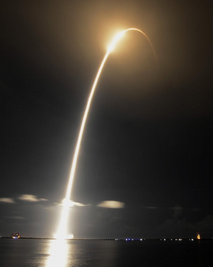 2017-12-kosmickc3a1-loc48f-dragon-spolec48dnosti-spacex-foto-pro