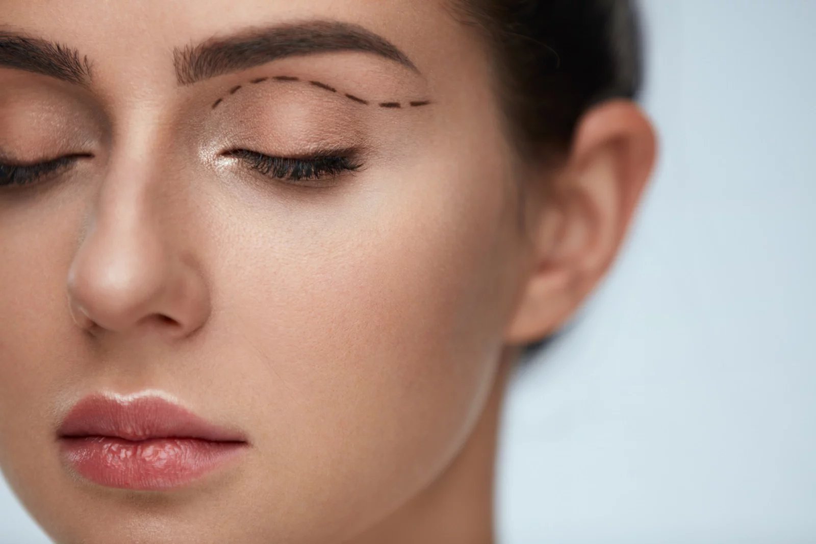 Plastika horních očních víček rozhodně nemusí mít jen estetickou funkci. Ti lidé mohou například k večeru pociťovat únavu očí, na které tlačí nadbytek kůže. Zákrok jim může pomoci nejen vizuálně, ale někteří říkají, že po něm i lépe vidí, ačkoli přímo s očima plastický chirurg nic nedělá.