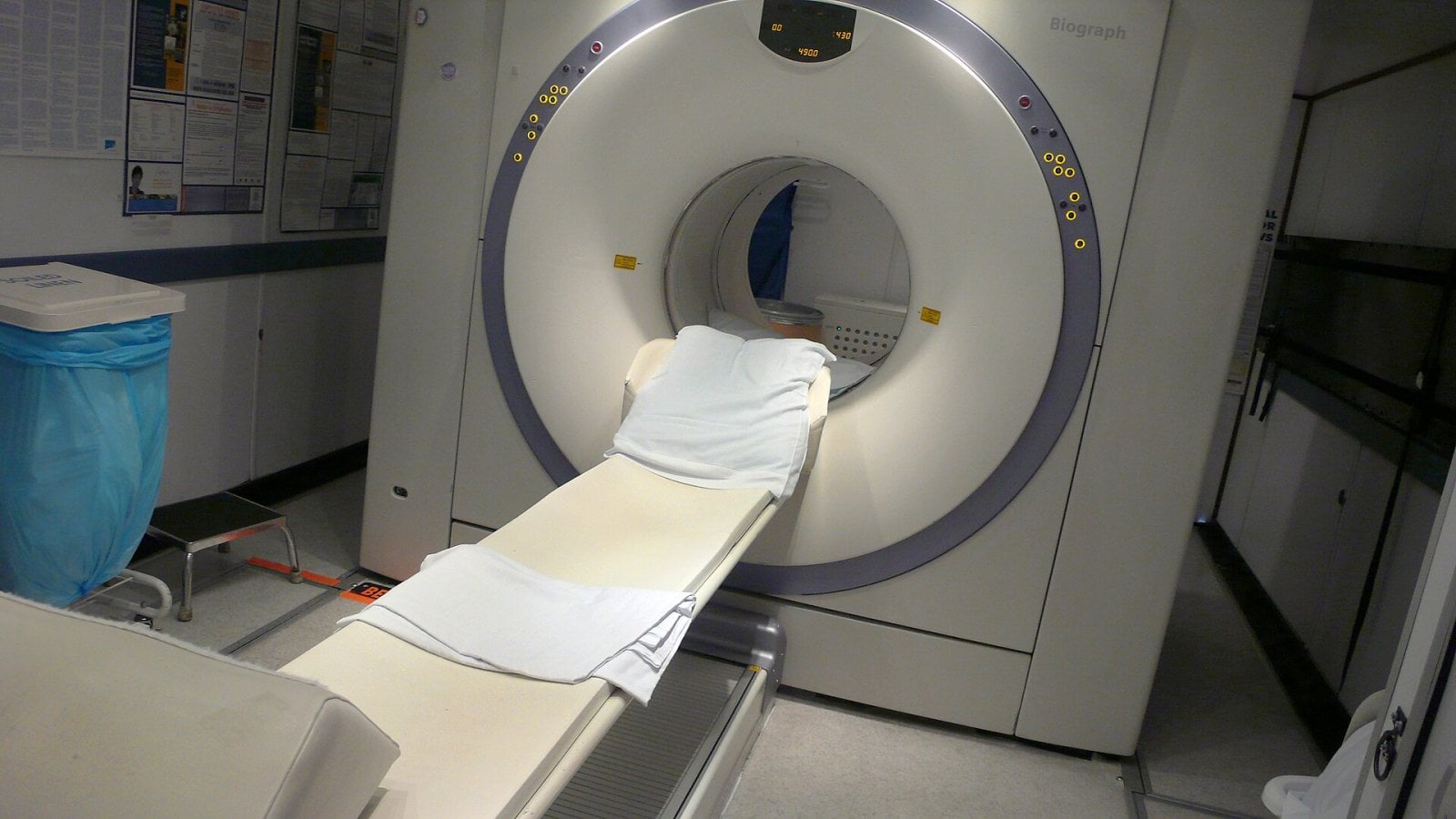 Velký kruhový PET/CT skener Siemens Biograph s vyšetřovacím lůžkem.