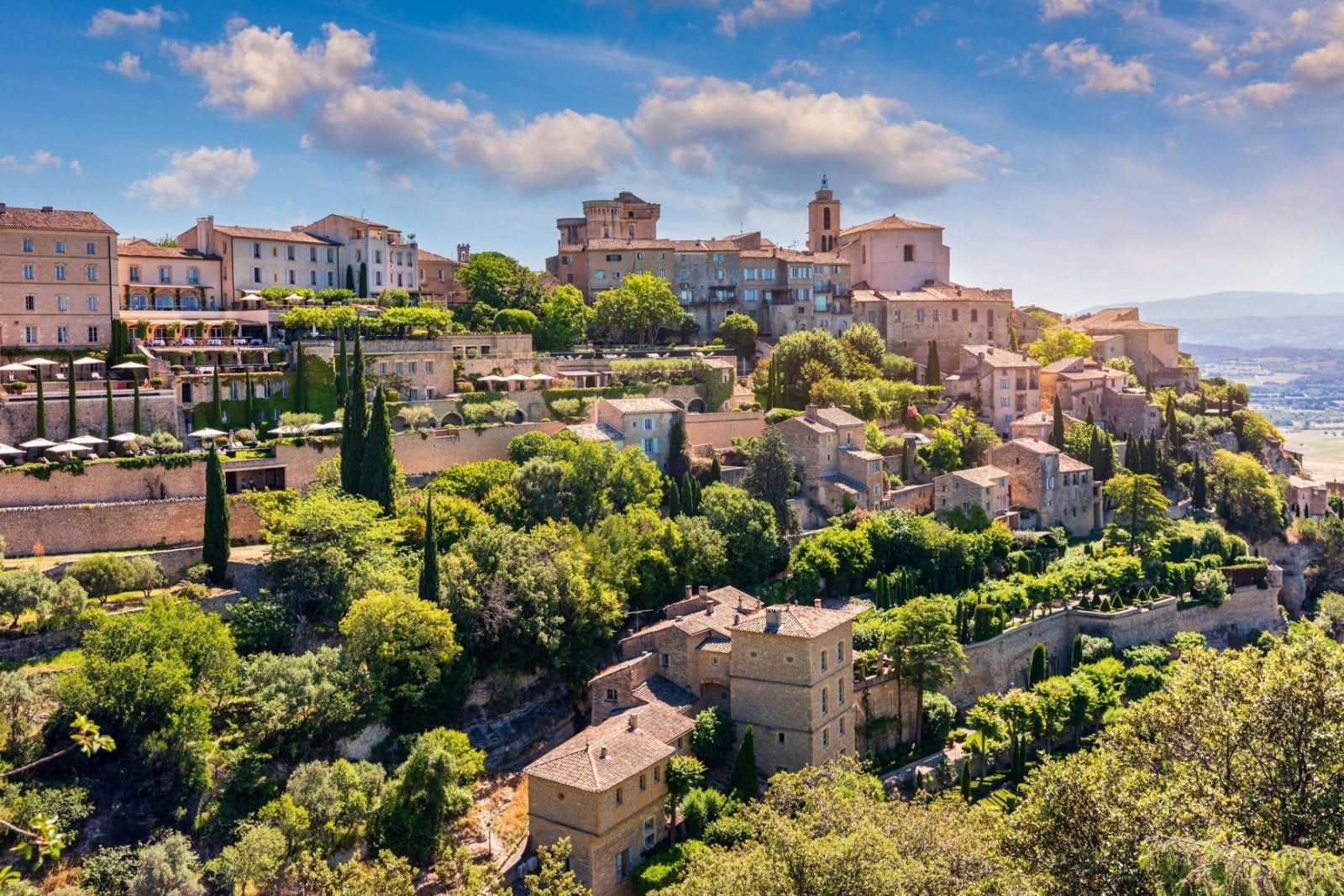 Pohled na Gordes, malé typické město v Provence na jihu Francie
