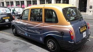 Ilustrační foto. Bezkontaktní taxi s reklamou společnosti Visa. Londýn. (08/2011, Nokia E6-00)