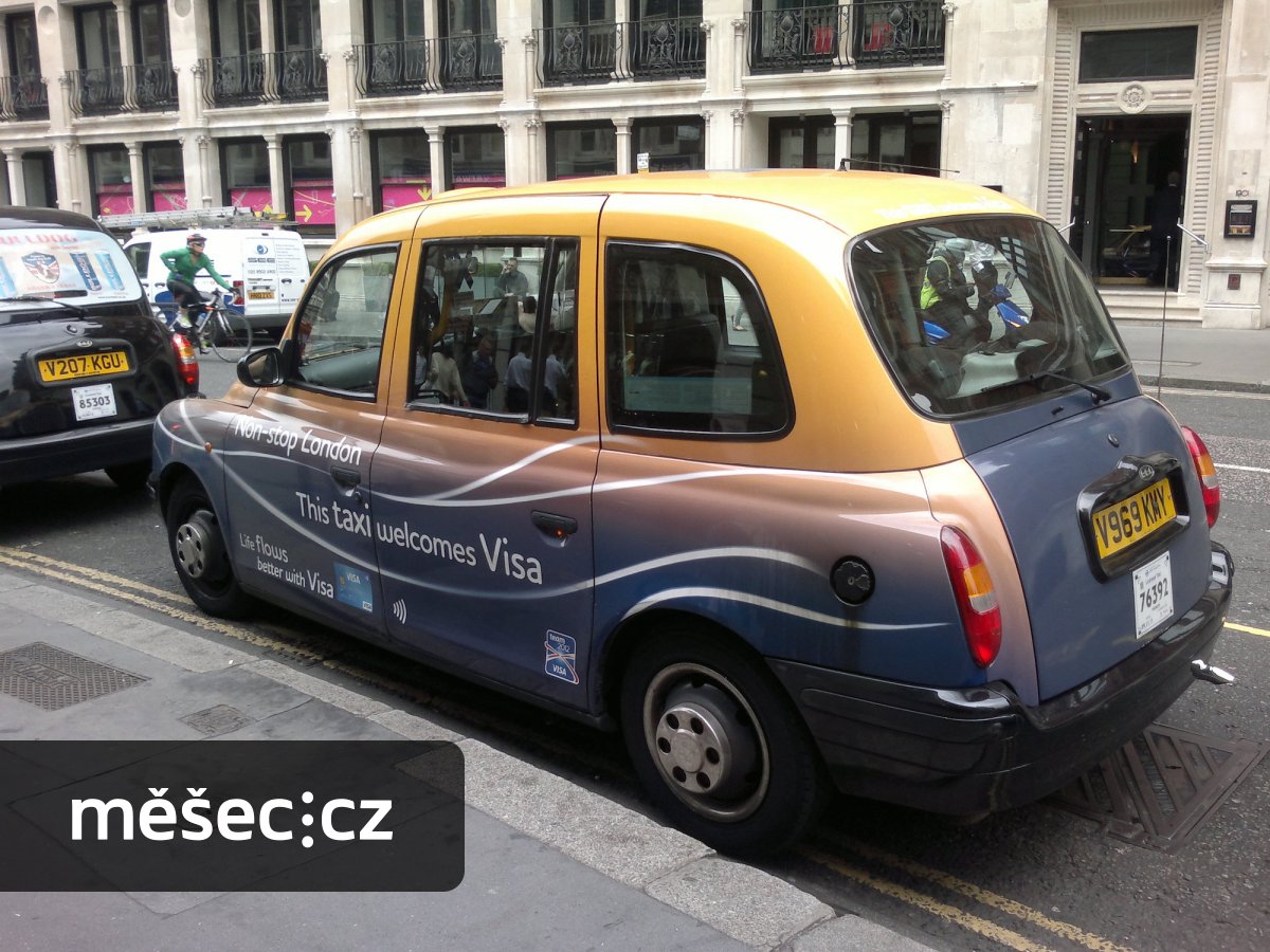 Test kurzů platebních karet v praxi: Projeli jsme Evropu, platili 20 kartami a sledovali marže