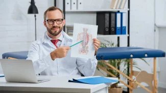 doktor ukazující lidské tělo s orgány