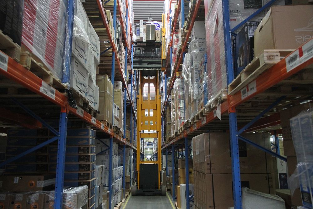 Na vysokozdvižný vozík musíte mít speciální "řidičák". V uličce dokáže jezdit až rychlostí 9 km/h.