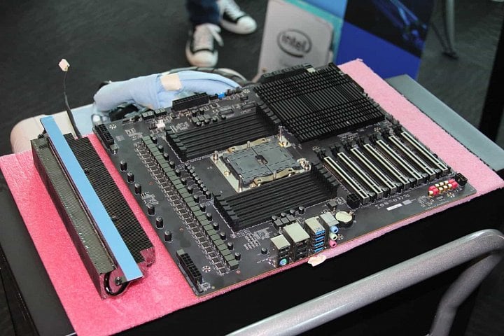 gigabyte-lga-3647-cascade-lake-demo-computex2018-toms-hardware-01