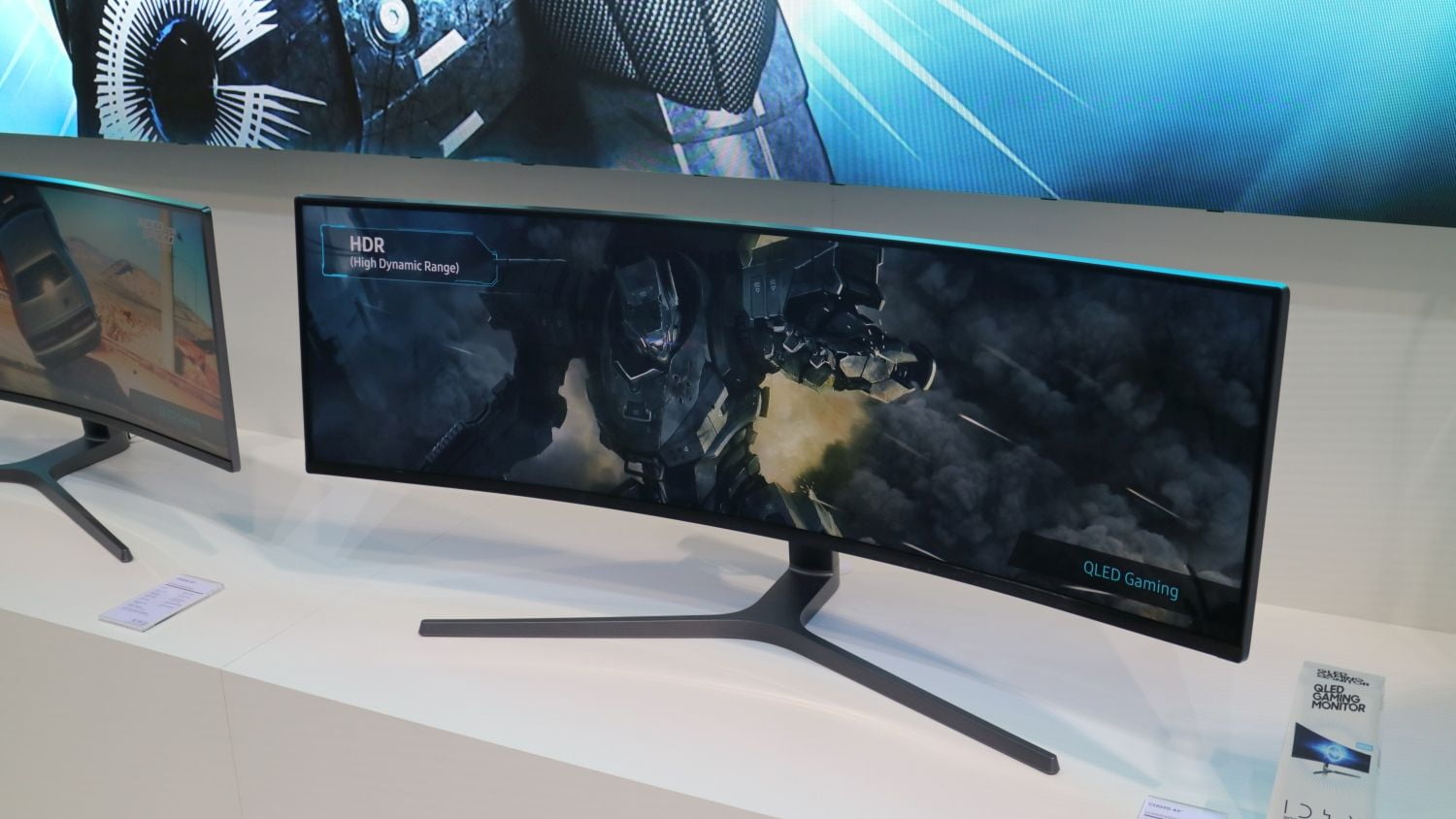 Herní QLED monitory Samsung s poměrem stran 32 ku 9 a HDR.