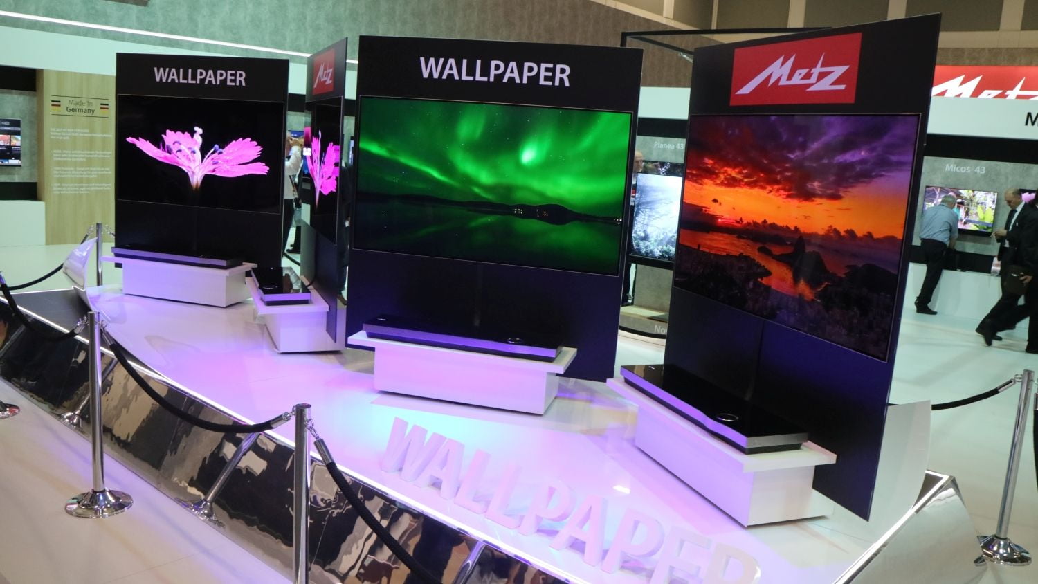 Metz Wallpaper OLED představuje koncepci tenkého panelu bez obvyklého „hrbu“ na zadní straně. Elektronika, rozhraní, repro apod. jsou umístěny v externím boxu. Zdá se, že to bude trend nejen letošního podzimu.