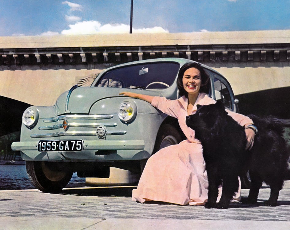 Renaultu 4CV se u nás říkalo „želvička“. Na snímku s pařížskou registrací…