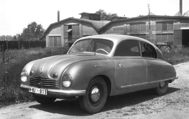 Tatra 601 Monte Carlo upoutá tvarem bočních oken, kopírujících profil střešní nástavby, a pouhou dvojicí dveří. V poslední verzi jej poháněl osmiválec T 603 A.